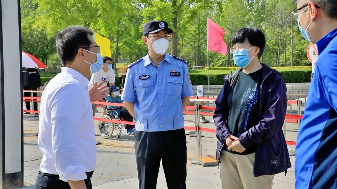 经开区工委书记杨秀玲视察南海子公园疫情防控情形